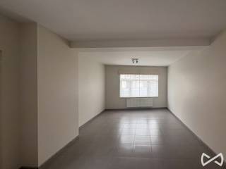 <p><span>Dit aangename gelijkvloersappartement is gelegen in het centrum van Zwalm, in een kleinschalige residentie bestaande uit slechts twee entiteiten. Dankzij de centrale ligging bevinden winkels, dagelijkse voorzieningen en openbaar vervoer zich op korte afstand. Bovendien geniet de woning van een vlotte verbinding richting onder meer Zottegem, Oudenaarde en Gent.</span></p>
<p><span>Het appartement omvat een </span><strong><span>gezellige woonkamer</span></strong><span>, een </span><strong><span>afzonderlijke keuken</span></strong><span>, een </span><strong><span>badkamer</span></strong><span> en </span><strong><span>twee slaapkamers</span></strong><span>. De gelijkvloerse ligging zorgt voor een bijzonder praktische toegankelijkheid en maakt het appartement geschikt voor zowel starters, een klein gezin als investeerders.</span></p>
<p><span>De kleinschaligheid van het gebouw zorgt voor een aangename en rustige woonomgeving met slechts één andere wooneenheid.</span></p>
<p><strong><span>Troeven:</span></strong></p>
<ul>
<li><span>Gelijkvloers appartement</span></li>
<li><span>Kleinschalige residentie met slechts 2 entiteiten</span></li>
<li><span>2 slaapkamers</span></li>
<li><span>Praktische indeling</span></li>
<li><span>Gelegen in het centrum van Zwalm</span></li>
<li><span>Goede verbinding naar Zottegem, Oudenaarde en Gent</span></li>
<li><span>Interessant als eigen woning of investering</span></li>
</ul>
<p><strong><span>Interesse?</span></strong><br /><span> Neem vandaag nog contact op voor meer informatie of een bezoek ter plaatse op het nummer 055/ 59 50 10</span></p>