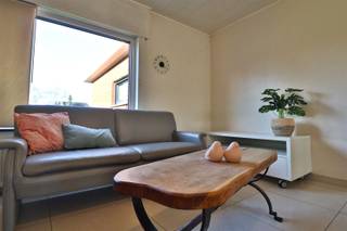 <p><span>HALF OPEN GEZINSWONING MET ZONNIGE TUIN</span></p><p><span> </span></p><p><span>In een rustige straat, op de rand met Heule houdt deze woning alles gelijkvloers.<br />Een stevige constructie, een goede indeling en heel veel licht zorgen er voor een aangename woonbeleving.</span></p><p><span> </span></p><p><span>De groene voortuin brengt ons naar de inkom die zorgt voor een warme welkom.  Er is een apart toilet.<br />De leefruimte kreeg grote glaspartijen en een aangenaam tuinzicht met zich mee, zithoek, eetruimte en keuken zijn er mooi met elkaar verbonden.<br />De keukenruimte heeft mooie afmetingen waar een nieuwe inrichting er zeker zijn plaats vindt, aansluitend is er een praktische berging.</span></p><p><span> </span></p><p><span>Het slaapgedeelte bestaat uit 3 ruime kamers en een nette badkamer.<br />Er is een grote garage met bijhorende wasplaats en een grote zolder in te zetten als berging, hobbyruimte of woninguitbreiding. </span></p><p><span> </span></p><p><span>De woning is omgeven door veel groen, achteraan is een mooie brede tuin met terras, perfect voor aangename buitenmomenten.<br />Achter de woning is er een grote openbare parktuin uitgerust met professionele speeltoestellen.</span></p><p><span> </span></p><p><span>RUSTIGE LIGGING<br />ALLES GELIJKVLOERS<br />HEEL VEEL LICHT<br />AANGENAME TUIN</span></p><p><span> </span></p><p><span> </span></p>