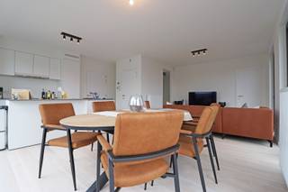Prachtige penthouse met grote glaspartijen en ruim terras in hartje Pittem.De woonst bevindt zich in de stijlvolle residentie Maison Charbon.Het...