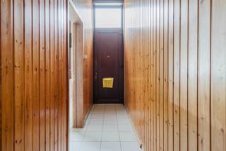 Deze <strong>solide rijwoning </strong>is gelegen in de <strong>Meensesteenweg 39 </strong>te <strong>Kortrijk </strong>en biedt een uitstekende basis voor een grondige renovatie naar eigen smaak, op een <strong>goed bereikbare locatie </strong>nabij winkels, scholen en belangrijke verbindingswegen én biedt <strong>tal van mogelijkheden </strong>voor wie op zoek is naar een renovatieproject met potentieel!<br /><br />Op het <strong>gelijkvloers </strong>vindt u een inkomhal, een <strong>voorplaats </strong>op vandaag gebruikt als berging (ook bruikbaar als bureau) en een <strong>living </strong>met eet- en zithoek die aansluit op de <strong>keuken</strong>. Achter de keuken bevindt zich de <strong>badkamer </strong>met douche, lavabo en toilet.<br /><br />Op de <strong>eerste verdieping </strong>bevinden zich <strong>twee slaapkamers</strong>. De <strong>tweede verdieping </strong>brengt ons naar een derde slaapkamer en een praktische berging. Een <strong>kelder </strong>en een gezellige <strong>koer </strong>aan de achterzijde maken het geheel compleet.<br /><br />Interesse in deze woning?<br />Contacteer <br />Yorben 0468 188 061 of <u><strong>yorben@dekeyser.immo</strong></u><br />Matthis 0477 804 350 of <u><strong>matthis@dekeyser.immo</strong></u>