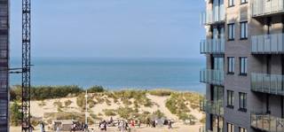 GEZELLIGE STUDIO MET SLAAPHOEK EN ZIJDELINGS ZEEZICHT GELEGEN OP ENKELE METERS VAN HET STRAND TE DE PANNEBestaande uit living met terras en mooi...