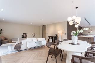 Volledig vernieuwd appartement op een uitzonderlijke ligging aan de Beukenlaan, vlak bij Park Den Brandt en het Nachtegalenpark. Hier woon je rustig en groen, terwijl het Zuid, het centrum en de belangrijkste in- en uitvalswegen vlot bereikbaar blijven.<br /><br />Het appartement werd tot in de details gerenoveerd, met kwaliteit, maatwerk en wooncomfort als rode draad. De royale leefruimte geniet van grote raampartijen en een prachtig groen uitzicht. Eiken visgraatparket, kamerhoge deuren, stalen maatwerkdeuren en een geïntegreerde haard zorgen voor extra karakter. Op mooie dagen wordt het aansluitende terras een natuurlijk verlengde van de leefruimte.<br /><br />De open keuken werd uitgevoerd in notelaar met Dekton werkblad, Miele-toestellen, BORA-kookplaat en Quooker. Een maatwerkzitbank creëert een gezellige ontbijthoek.<br /><br />De master bedroom beschikt over een ensuite badkamer. Ook de twee andere slaapkamers hebben elk hun eigen badkamer, goed voor drie slaapkamers en drie badkamers. Airconditioning, maatwerkkasten en een droge en natte berging maken het comfort compleet.<br /><br />Een grote privatieve kelderberging is inbegrepen en er is mogelijkheid tot aankoop van een garagebox.<br /><br />Een appartement waar materiaalkeuze, ruimte, licht en afwerking samen één bijzonder geheel vormen.<br /><br />Epc: label B, P-score: A, G-score: A, stedenbouwkundige gegevens in aanvraag