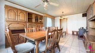 <div>
<section>
<div>
<div>
<div>
<div>
<div>
<div>
<p>Bij ImmoFusion 7/7 “open huis” : klik op onze 3D-TOUR.<br />Ervaar vastgoed alsof je er zelf doorloopt!</p>
<p><br />Welkom in deze rustig gelegen gelijkvloerse woning op een mooi perceel van maar liefst 704m². Deze woning biedt tal van mogelijkheden en is ideaal voor wie comfortabel wonen op één niveau weet te appreciëren.</p>
<p><br />Bij het betreden van de woning kom je terecht in de inkomhal, waar voldoende ruimte is voorzien voor jassen en schoenen. Van hieruit bereik je de gezellige leefruimte, die zich kenmerkt door een aangename lichtinval en een warme uitstraling. De living biedt voldoende plaats voor zowel een zithoek als een eettafel en wordt gezellig gemaakt door de aanwezige kachel, perfect voor knusse avonden.</p>
<p><br />Aansluitend bevindt zich de keuken, uitgerust met een oven en kookplaat. Hier is bovendien ruimte voorzien om een eettafel te plaatsen, wat zorgt voor een praktische en huiselijke indeling.</p>
<p><br />De woning beschikt over drie slaapkamers, waarvan één momenteel ingericht is als bureauruimte met zithoek, ideaal voor thuiswerk of als hobbykamer. De andere twee slaapkamers zijn volwaardig en ruim genoeg voor een tweepersoonsbed en kasten.</p>
<p><br />De badkamer is functioneel ingericht met een douche, een toilet en opbergkasten.</p>
<p><br />Verder is er een inpandige garage aanwezig, die vlot bereikbaar is en biedt voor het parkeren van een wagen of extra opslagruimte.</p>
<p><br />Pluspunten:</p>
- Gelijkvloers wonen<br />- 3 slaapkamers<br />- Ruim perceel van 704m²<br />- Volledig omheinde tuin<br />- Inpandige garage<br />- Rustige ligging met goede bereikbaarheid<br />- Gezellige leefruimte met kachel<br />
<p><br />Voor een bezichtiging ter plaatse of meer info, bel ons op 078/78.78.70, of kom gewoon binnen op ons kantoor, steeds welkom!</p>
</div>
</div>
</div>
</div>
</div>
</div>
</section>
</div>