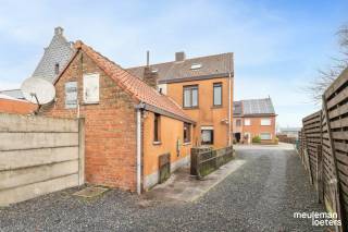 Deze woning is gelegen in de gezellige dorpskern van Loppem, op wandelafstand van verschillende handelszaken, de dorpsschool, openbaar vervoer en vlakbij belangrijke verbindingswegen. <br /><br />Op de gelijkvloerse verdieping vinden we een aangename leefruimte met eet- en zithoek, een keuken met een achterliggende badkamer. Vanuit de keuken is het terras toegankelijk.<br /><br />Op de eerste verdieping bevinden zich de masterbedroom en een polyvalente ruimte, die dienst kan doen als thuiskantoor of hobbyruimte.<br /><br />Via een vaste trap is de tweede verdieping toegankelijk waar een tweede, ruime slaapkamer gelegen is.<br /><br />Bij de woning hoort een ruime garagebox voorzien van elektriciteit en een aangename zuidgerichte tuin.<br /><br />De woning beschikt over een gekeurde elektrische installatie.<br /><br />De woning is onderworpen aan de renovatieplicht (EPC score E).<br /><br />De woning is vrij bij akte.<br /><br />Meer info op kantoor.<br />