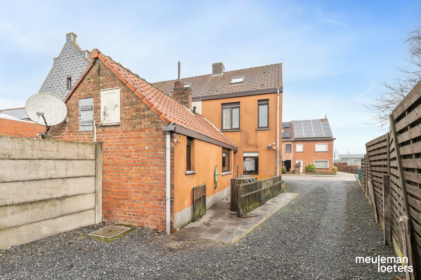 Charmante te renoveren halfopen woning met garage en ruime tuin - foto 2