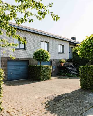 DESTELBERGEN - Op te frissen woning met veel potentieel en grote tuin Op zoek naar een ruime gezinswoning met 5 slaapkamers, dubbele garage en grote...