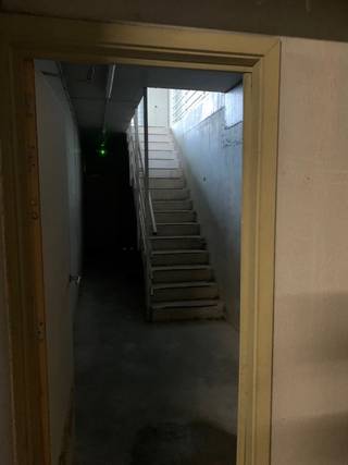 Deze garagebox is enkel te huur op jaarbasis en onmiddellijk vrij.Mét elektriciteit en verlichting in de box.Maandelijkse huurprijs: 135 EUR...