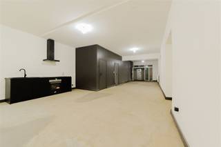 Momenteel verhuurd voor 1.300 euro per maand + OV. Dit geeft een NETTO rendement van ca 6,12%. Gerenoveerd gelijkvloers atelier / polyvalante ruimte...