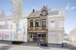 Boutique meublée prête à l'emploi avec cour confortable et appartement de 2 pièces à vendre dans le centre de Deerlijk.Descriptif :Le magasin entièrement équipé est situé dans le centre de Deerlijk. La boutique est décorée avec goût, avec un comptoir de bar et une cuisine équipée de manière professionnelle. Il est également agréable de s'asseoir dans un cadre branché avec vue sur la cour.Au-dessus du magasin, il y a un appartement avec 2 chambres, un espace de vie, une cuisine entièrement équipée et une salle de bains.Idéal pour combiner vie et travail.SUPPLÉMENTAIREAcquisition de matériel de cuisine professionnel 35 000€Deerlijk offre des opportunités aux nouveaux traders motivés. Deerlijk offre un soutien et des subventions optimaux aux entrepreneurs débutants. https://www.deerlijk.be/premie-voor-handelsinitiatievenNe manquez pas cette occasion unique de réaliser votre rêve de posséder votre propre entreprise et votre propre maison dans le centre de Deerlijk ! Contactez-nous dès aujourd'hui pour plus d'informations et pour une visite.