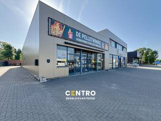 Benaderende OPPERVLAKTEN:Magazijn: 100 m² + mezzanine 150m²Winkel/kantoor: 150m² 4-tal private parkeerplaatsen voor de...