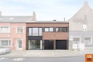 Deze woning werd in 2021 gemoderniseerd en heeft volgende indeling:open ruimte met afzonderlijk toilet en trap, aansluitend is er een tweede deel...