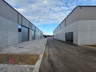 Nieuwe KMO-unit met een oppervlakte van 240 m². De nieuwe KMO-ontwikkeling 'THEA' bestaat uit 22 casco KMO-units met oppervlaktes tussen 180 m² en...