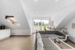 [[ DIT PAND NEEMT DEEL AAN DE ERA OPEN HUIZEN DAG OP 19/9 VAN 17:30 TOT 18:30 ]]
<p><strong>Ben je op zoek naar een instapklaar dakappartement met 1 slaapkamer, terras en parkeerplaats op een rustige, residentiële ligging? Zo gevonden!</strong></p>

<p>In een groene en residentiële omgeving bevindt zich dit verzorgde dakappartement met een bewoonbare oppervlakte van 62 m². Dankzij de centrale verwarming op aardgas, de praktische indeling en het gezellige terras is dit de ideale woonst voor alleenstaanden, koppels of investeerders. Met een EPC-label D en een goede algemene staat is het appartement onmiddellijk instapklaar. Ook als investering biedt dit appartement interessante mogelijkheden. De huurwaarde bedraagt €676 per maand. Bij een aankoopprijs van €175.000 komt dit neer op een bruto rendement van circa 4,6%, wat zorgt voor een aantrekkelijk potentieel passief inkomen.</p>

<p>Via de inkomhal bereik je de lichtrijke woonkamer, die aansluit op de uitgeruste keuken. De keuken is voorzien van een inductiekookplaat, oven, dampkap en een enkele spoelbak. Aansluitend bevindt zich een praktische berging met aansluitingen voor een wasmachine en droogkast, evenals de verwarmingsketel.</p>

<p>Verder beschikt het appartement over één ruime slaapkamer, een badkamer uitgerust met een douche en enkele wastafel, een afzonderlijk gastentoilet met handenwasser en een aangenaam terras waar je in alle rust van de buitenlucht kan genieten.</p>

<p>Als extra troef beschikt deze eigendom over een private parkeerplaats, wat het wooncomfort nog verder verhoogt.</p>

<p>Ben je op zoek naar een instapklaar appartement met één slaapkamer, terras en parkeerplaats in een rustige, groene omgeving? Dan is dit appartement zeker een bezoek waard!</p>