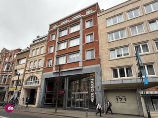 <p><span>Moderne gemeubelde studio, geschikt voor twee personen, in het centrum van Leuven</span></p><p><span> </span></p><p><span>Deze studio is gelegen op de Bondgenotenlaan en is volledig bemeubeld. Door zijn unieke ligging in het centrum van Leuven en vlakbij het openbaar vervoer is dit jouw ideale uitvalbasis. Deze studio is geschikt voor twee personen. </span></p><p><span> </span></p><p><span>De studio is volledig uitgerust. Je beschikt over een zetel, tweepersoonsbed, tafel en stoelen, bureau en televisietoestel. De kitchenette is volledig ingericht met koelkast, vaatwasser, microgolf en kookplaat. Daarnaast is ook bestek, borden en kookgerei voor jou voorzien. </span></p><p><span> </span></p><p><span>De badkamer beschikt over een douche, toilet en wastafel. Heb je een wasmachine of droogkast? De aansluiting hiervoor is aanwezig. </span></p><p><span> </span></p><p><span>Het gebouw is uitgerust met een lift. In de kelder van het gebouw kan je jouw afval kwijt en is er ruimte om jouw fiets te stallen. </span><span> </span></p><p><span> </span></p><p><span>De maandelijkse kosten bedragen €95. Dit forfait dekt al jouw kosten voor de gemeenschappelijke delen, jouw verwarming, internet, vuilnisophaling en bij de aanvang van het contract krijg je een nieuwe matrasbeschermer. </span></p><p><span> </span></p><p><span>Deze studio kan je ook voor een kortere termijn huren. De minimale periode is 6 maanden en de huurprijs wordt in dit geval verhoogd met 8%. De lasten blijven dezelfde. </span></p><p><span> </span></p><p><span>Plan nu jouw bezoek in!</span></p><p><span> </span></p><p><span>015 20 36 00 - <span>info@domoxim.be</span></span></p><p><span> </span></p>