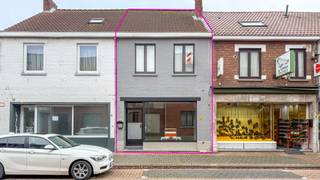 <p>Bij ImmoFusion 7/7 “open huis” : klik op onze 3D-TOUR.<br />Ervaar vastgoed alsof je er zelf doorloopt!<br /><br />Dit handelspand met appartement aan de Kleuterweg 13 in Heusden-Zolder biedt een perfecte combinatie van wonen en werken. Met een totale oppervlakte van 260 m² en een handelspand die volledig gerenoveerd is.. De handelsruimte van 117 m² op de begane grond is ideaal voor een winkel of horecazaak, terwijl de duplex appartement, een keuken en ruime woonkamer herbergt. Op de tweede verdieping bevinden zich 3 slaapkamers en een volledig uitgeruste badkamer. <br /><br />Pluspunten:<br /><br />- geen gemeenschappelijke kosten<br />- privacy<br />- de ligging, op slechts 100 meter van scholen, winkels en openbaar vervoer en op 2 kilometer van de snelwegen, maakt dit pand zeer aantrekkelijk voor ondernemers. <br /><br /><br />Voor een bezichtiging ter plaatse of meer info, bel ons op 078/78.78.70, of kom gewoon binnen op ons kantoor, steeds welkom!</p>