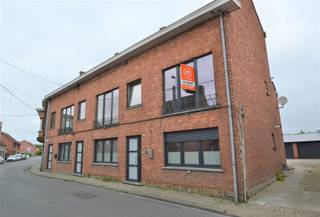 Instapklaar, compleet gerenoveerd appartement op gelijkvloers met garage en tuin Zeer centraal gelegen appartement  nabij belangrijke invalswegen,...