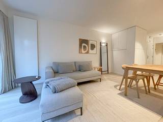 Appartement récemment rénové avec vue latérale sur mer, situé entre la Place du Triangle et la Place Albert. Composition : hall d’entrée avec toilette et vestiaire. Séjour équipé d’une cuisine ouverte entièrement installée et offrant tout le confort, avec un grand coin repas et un salon chaleureux doté d’armoires encastrées. Depuis le séjour, vous pouvez profiter d’une belle vue latérale sur la mer. Grande chambre avec armoires encastrées. Armoire séparée prévue pour l’installation d’une machine à laver. Salle de douche. Cave privative dans la résidence.