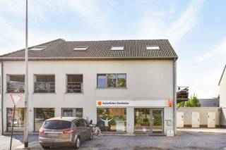 <strong>Handelspand te huur in het centrum van Tessenderlo</strong><br /><br />Op een strategische ligging in het centrum van Tessenderlo, vinden we dit handelspand aan de Molenstraat – vlakbij de kruising met de Diesterstraat. Dankzij de uitstekende zichtbaarheid en passage is dit een ideale locatie voor kantoren, diensten of detailhandel. Alle voorzieningen zoals winkels, horeca, scholen en openbaar vervoer bevinden zich op wandelafstand.<br /><br />De handelsruimte heeft een totale oppervlakte van 65m² en werd voorheen gebruikt als kantoor. Het pand is voorzien van een kitchenette en een toilet. De indeling laat toe om flexibel in te spelen op diverse commerciële invullingen.<br /><br />Voor cliënteel is er voldoende parkeergelegenheid vlak voor de deur.<br /><br />Er wordt centrale verwarming voorzien via airconditioning.<br /><br />De huurprijs bedraagt 600,00 euro per maand en het pand is beschikbaar vanaf half augustus 2026.<br /><br />Spreekt dit handelspand jullie aan? Contacteer ons gerust voor meer informatie of een bezoek ter plaatse. Wij helpen jullie graag verder!