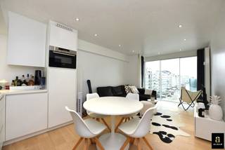 Prachtig gemeubeld 1-slaapkamerappartement gelegen op het Rubensplein op de zonnekant, met prachtig zeezicht en zicht over het Albertstrand. Het appartement is volledig westgericht waardoor men op dit zeldzame stuk van de zeedijk van de zon kan genieten vanaf het middaguur. Samenstelling: inkom, slaapkamer, badkamer met toilet en douche, open keuken, leefruimte in parket. Kelder in het gebouw. <br />Enkel mogelijk om te huren als tweede verblijf<br />Provisie syndickosten 75 euro/maand <br /><br />HUURVOORWAARDEN:<br />- 3 maanden huurwaarborg<br />- verzekering<br />- plaatsbeschrijving op gedeelde kost (50/50)<br />- indien tweede verblijf: taks tweede verblijf ten laste van de huurder<br />- verbruik nutsvoorzieningen (elektriciteit, water, tv, internet, ...) komt bovenop de huurprijs en wordt bij intrede op naam van de huurder geplaatst.<br />[EPC: 87 kWh/m² - UC: 20130829-0001432102-00000001-8].