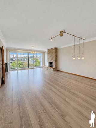 <p><span>Dit appartement aan Ter Rivierenlaan 17 biedt 115 m² woonruimte, drie slaapkamers en een terras.</span></p>
<ul>
<li><span>Lichtrijke woonkamer</span></li>
<li><span>3 slaapkamers</span></li>
<li><span>2 aparte toiletten</span></li>
<li><span>Terras</span></li>
<li><span>Inpandige garage, €150 per maand </span></li>
<li><span>EPC B</span></li>
</ul>
