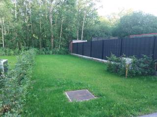 <p><span>Klassieke nieuwbouw, goed gelegen in Mol - Ginderbuiten.</span></p><p><span>Ontdek dit nieuwbouwproject met vijf woningen aan de Heergrachtstraat te Mol. Doordat deze weg doodlopend is, komt er hier geen doorgaand verkeer waardoor er een autoluwe omgeving ontstaat. Er is hierbij niet enkel plaats voor bebouwing maar ook voor openbaar groen. Dankzij een kleine groenzone vormt deze verkaveling een charmant geheel waar het aangenaam wonen is. </span></p><p><span>Indeling en ruimte:</span></p><p><span>De woningen zijn ontworpen voor optimaal wooncomfort met een ruime en lichte woonkamer die naadloos overgaat in een open keuken. Er is tevens een inkom, toilet en berging-wasplaats. </span></p><p><span>Er is een inpandige garage, en de leefruimte geeft direct toegang tot de tuin, wat zorgt voor een open en luchtig gevoel.</span></p><p><span>Boven zijn er drie ruime slaapkamers. Ook vloerverwarming op de slaapkamers.</span></p><p><span>De zolderverdieping is bereikbaar via een vaste trap naar de zolder, waar u een zeer ruime 4de slaapkamer kan inrichten. </span></p><p><span>De moderne badkamer is uitgerust met zowel een ligbad als een douche, dubbele lavabo en toilet.</span></p><p><span>Een prachtige gesloten bebouwing van 352m². </span></p><p><span>Gebouwd met kruipkelder.</span></p><p><span>De woning is voorzien van zonnepanelen 5600 KWp, wat niet alleen bijdraagt aan een duurzame energievoorziening, maar ook zorgt voor een lagere energiekost.</span></p><p><span>Volgens de planning is de woning klaar in juni 26.</span></p><p><span>Voor meer informatie, het lastenboek en de plannen kunt u terecht op ons kantoor of op onze website www.vanheesimmo.be</span></p><p><span>Voor een afspraak kan u ons steeds bereiken op 475 811 815 of via info@vanheesimmo.be</span></p><p><span>Lanceringsactie : gratis laminaat op eerste verdieping of gratis upgrade keuken !! </span></p>