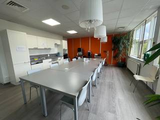 !! INVESTERINGSOPPORTUNITEIT !! Fantastisch gelegen kantoorruimte met een oppervlakte van +/- 555 m² te koop op slechts 500 m van de oprit R0...