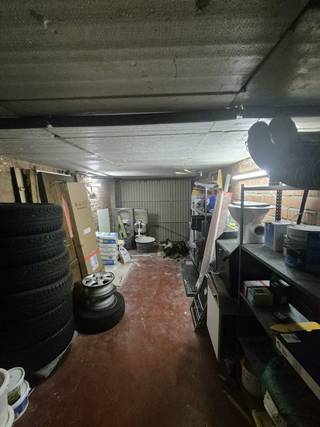 Menen - Garage te huur.De garage bevindt zich aan de achterkant van het gebouw, waardoor dit een heel veilige garage is. Er is een automatische poort...