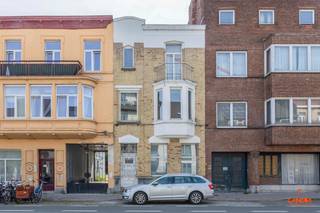 Deze burgerwoning met <strong>karaktervolle gevel</strong> heeft een uitstekende ligging. Op enkele minuten heeft u het station Gent Sint-Pieters, het historisch centrum, verschillende winkels en het openbaar vervoer. Om de hoek vindt u het Miljoenenkwartier waar u geniet van groen en rust. De woning heeft verschillende <strong>authentieke elementen</strong> zoals de originele parketvloeren, deuren en schouwen. Bovendien zorgen de <strong>hoge plafonds</strong> voor een extra ruimtelijk gevoel in de woning.<br /><br />U komt de woning binnen via de inkomhal waar u toegang heeft tot de woonkamer, de keuken, apart toilet en de kelder. De <strong>ruime woonkamer</strong> gaat naadloos over in de keuken, dewelke voorzien is van  eetplaats. Achterliggend heeft u nog een praktische berging. Via de keuken heeft u toegang tot de<strong> tuin met aangelegd terras</strong>. <br /><br />Op een eerste tussen verdiep heeft u de badkamer met achterliggend extra bergruimte. Verder op het eerste verdiep vindt u twee ruime slaapkamers. Op het tweede verdiep heeft u nog een bergruimte/ dressing en twee slaapkamers<strong>.</strong><br /><br />Met de nodige opknapbeurt maakt u van deze woning een prachtige thuis! Wenst u deze woning te bezoeken, neem dan contact op via 09 278 88 88 voor het maken van een afspraak. 