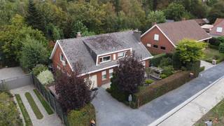 <u><strong>Ruime gezinswoning met 4 slaapkamers en grote tuin op rustige ligging te Ardooie</strong></u><br /><br />Bent u op zoek naar een ruime en praktisch ingedeelde woning met 4 slaapkamers, een aangename tuin en een rustige ligging? Dan is deze woning in de Knollingstraat 5 te Ardooie beslist een bezoek waard. Dankzij de slaapkamer met aansluitende badkamer op het gelijkvloers is de woning bovendien geschikt voor wie comfortabel gelijkvloers wil wonen.<br /><br /><strong>Indeling gelijkvloers</strong><br />Via de inkomhal bereikt u de verschillende leefruimtes. Op het gelijkvloers bevindt zich een slaapkamer met aansluitende badkamer, wat zorgt voor een praktische indeling en extra wooncomfort. Verder is er een gastentoilet, een ruime woonkamer met eetkamer en een ruime keuken met aansluitende, handige berging. Daarnaast beschikt de woning over een wasplaats en een garage.<br /><br /><strong>Eerste verdieping</strong><br />Op de eerste verdieping bevindt zich een ruime nachthal die toegang biedt tot 3 volwaardige slaapkamers. Verder zijn er nog een praktische berging en een apart toilet aanwezig.<br /><br /><strong>Buitenruimte</strong><br />Vooraan beschikt de woning over een ruime oprit met fietsenberging. Achteraan geniet u van een aangenaam terras met pergola, dat aansluit op de ruime tuin. Als extra troef beschikt de woning over een zeer ruime tuinberging van maar liefst ca. 70 m², ideaal voor stockage, hobby's of andere doeleinden.<br /><br /><u><strong>Pluspunten:</strong></u><br />+ 4 slaapkamers;<br />+ Garage en praktische bergruimtes; <br />+ Betonnen constructie;<br />+ Nabij invalswegen;<br />+ Rustige ligging; <br />+ Fietsafstand centrum Roeselare; <br />+ Slaapkamer met aansluitend een badkamer op het gelijkvloers; <br /><br />EPC 799 kWh/m² UC3942207<br /> <br />Vginaanvr. – Wug – Gmo – Gvkr – Gvv<br /><br />Een ruime en veelzijdige woning met heel wat mogelijkheden, gelegen op een rustige locatie en toch dichtbij belangrijke verbindingswegen en het centrum Roeselare. <br /><br />Benieuwd naar dit pand of een andere eigendom? www.coventa.be – 051 222 051