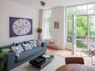 <strong>Oostende – ‘Les Hirondelles’: statige eclectische burgerwoning met handelsruimte en drie appartementen.</strong><br /><br />Aan het charmante en groene Prinses Clementinaplein bevindt zich ‘Les Hirondelles’, een uitzonderlijke eclectische burgerwoning die elegantie, karakter en investeringspotentieel moeiteloos combineert. Dit unieke opbrengstpand omvat een <strong>handelsgelijkvloers en drie stijlvolle appartementen</strong> en wordt in zijn geheel aangeboden.<br /><br />In 2014 werden alle entiteiten met veel zorg, liefde en respect voor de authentieke architectuur volledig gerenoveerd. De prachtige gevel, de verfijnde details en de warme sfeer geven het gebouw een uitgesproken karakter en een tijdloze uitstraling.<br /><br />De ligging is een absolute troef: centraal, vlot bereikbaar en residentieel, met het strand op slechts tien minuten wandelen. Het uitzicht op het groene Prinses Clementinaplein zorgt bovendien voor een aangename, rustige woonomgeving midden in de stad.<br /><br />Het gebouw omvat een handelsgelijkvloers, een éénslaapkamerappartement op de eerste verdieping, een éénslaapkamerappartement op de tweede verdieping met een romantisch balkon en prachtig zicht op het park, en een ruime duplex op de derde verdieping met twee slaapkamers.<br /><br /><strong>Elke entiteit ademt charme en authenticiteit uit, met een verfijnde uitstraling die doet denken aan de sfeer van een Parijs herenhuis. ‘Les Hirondelles’ is dan ook een zeldzame opportuniteit voor wie op zoek is naar een karaktervol vastgoedproject op een toplocatie in Oostende.</strong>