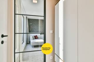 Deze loft is gelegen op de voormalige maalderijsite “Molen Moreau”, een plek waar authenticiteit en modern wooncomfort elkaar ontmoeten. Hoewel de oude graanmolen zelf verdwenen is, vormde de geschiedenis van de site een duidelijke inspiratiebron voor de architectuur van dit recente project. Het resultaat? Een stijlvolle loft met karakter, hedendaagse luxe en een vleugje erfgoed.<br /><br />Het appartement op de eerste verdieping bevindt zich in het centrum van Wielsbeke en biedt een woonoppervlakte van 57,6 m². De lichtrijke leefruimte met open, volledig ingerichte keuken sluit aan op een ruim zuid-westgericht terras van 22,3 m². Dankzij het schuifraam geniet je van een vlotte verbinding tussen binnen en buiten. De keuken is voorzien van kwalitatieve toestellen (Zanussi) en een stijlvol werkblad. De slaapkamer is praktisch ingericht en de badkamer beschikt over een moderne inloopdouche en lavabo. Een aparte berging met aansluiting voor wasmachine en technische installatie maakt het appartement compleet.<br /><br />Het appartement is energiezuinig (EPC-label A – 76 kWh/m²jaar) en uitgerust met PVC-ramen met dubbele beglazing. Verwarming gebeurt via een individuele CV op aardgas. Een carport met berging is inbegrepen. Alle voorzieningen zijn vlot bereikbaar dankzij de centrale ligging.<br /><br />Perfect voor starters, alleenstaanden of als investering.<br />De vermelde prijs is een vraagprijs.<br /><br /> EPC: 76 kWh/m² (Vg, Wg, Gmo, Gvkr, Gvv) Ref. OU28070