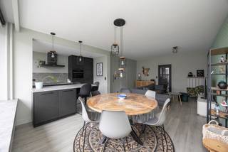 <h3>Instapklaar 2-slaapkamer appartement met lift en garage te koop in Merksem</h3>
<p>Op zoek naar een <strong>instapklaar appartement te koop in Merksem met 2 slaapkamers, lift en garage</strong>? Dit <strong>volledig gerenoveerde appartement (2021)</strong> op de eerste verdieping combineert modern wooncomfort met een <strong>centrale en vlot bereikbare ligging</strong> nabij winkels, scholen, openbaar vervoer en belangrijke invalswegen.</p>
<p>Dankzij de aanwezigheid van een <strong>lift</strong> is dit appartement ideaal voor zowel <strong>eigen bewoning als investering</strong>.</p>
<h2>Indeling</h2>
<p>Via de inkomhal komt u in de <strong>ruime en lichtrijke leefruimte</strong> met grote raampartijen die zorgen voor een aangename lichtinval en een open gevoel.</p>
<h2>Moderne keuken</h2>
<p>De <strong>volledig uitgeruste keuken</strong> beschikt over:</p>
<ul>
<li>vaatwasser</li>
<li>koelkast</li>
<li>combi-oven</li>
<li>inductiekookplaat</li>
<li>dampkap</li>
<li>spoelbak</li>
</ul>
<p>De praktische indeling en opbergruimte zorgen voor optimaal comfort.</p>
<h2>Badkamer en toilet</h2>
<ul>
<li>Badkamer met douche en lavabo</li>
<li>Aansluiting voor wasmachine</li>
<li>Apart gastentoilet met handwasbak</li>
</ul>
<h2>2 slaapkamers</h2>
<ul>
<li>Slaapkamer 1: ca. 14 m²</li>
<li>Slaapkamer 2: ca. 8 m² met toegang tot terras</li>
</ul>
<h2>Extra troeven</h2>
<ul>
<li>Aparte berging met maatkasten</li>
<li>PVC-ramen met hoogrendementsglas</li>
<li>Elektrische rolluiken achteraan</li>
<li>Lift aanwezig</li>
</ul>
<h2>Garagebox</h2>
<p>Afgesloten garagebox met elektrische sectionaalpoort<br />💰 Optioneel aan te kopen: € 25.000</p>
<h2>Kosten</h2>
<p>Maandelijkse gemeenschappelijke kosten: € 230<br />(Inclusief verwarming, water, syndicus, onderhoud, afvalbeheer en lift)</p>
<h2>Samengevat</h2>
<p>✔ Instapklaar appartement in Merksem<br />✔ 2 slaapkamers<br />✔ Lift aanwezig<br />✔ Mogelijkheid tot aankoop garage<br />✔ Ideaal als investering of eerste woning</p>
<p>📞 Interesse in dit appartement te koop in Merksem?<br />Contacteer ons via 03 535 12 75 voor een bezoek.</p>
<p><strong>BEWOONBARE OPPERVLAKTE:</strong> De vermelde “bewoonbare oppervlakte” is gebaseerd op de “bruikbare vloeroppervlakte” zoals vermeld in het EPC.</p>