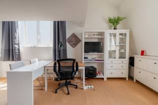 <p>Au 148 Hoogstraat se trouve ce studio magnifiquement rénové, situé dans un bâtiment historique de caractère ayant fait l’objet d’une rénovation complète il y a quelques années.</p>
<p>Le studio se compose d’un agréable espace de vie avec cuisine ouverte, d’une salle de bains séparée et d’une chambre chaleureuse en mezzanine. L’appartement est également équipé de la climatisation, offrant un confort supplémentaire lors des journées chaudes. Grâce à une disposition bien pensée, chaque mètre carré est optimisé, garantissant un cadre de vie confortable et pratique.</p>
<p>Grâce à son emplacement exceptionnel, vous vous trouvez à seulement dix minutes à pied de la Korenmarkt, le cœur animé de Gand. Les commerces, restaurants, transports en commun et toutes les commodités urbaines sont facilement accessibles à pied.</p>
<p>Ce bien est disponible immédiatement et offre de nombreuses opportunités. Il constitue un excellent investissement, est idéal pour des enfants étudiants et représente une occasion unique pour les jeunes acquéreurs souhaitant s’installer dans un emplacement recherché.</p>
<p>Vous recherchez un studio prêt à emménager, plein de charme, de confort et idéalement situé ? N’hésitez pas à nous contacter pour plus d’informations ou pour organiser une visite.</p>