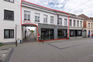Dit handelspand met bovengelegen appartement is gelegen in het centrum van Turnhout. Het pand heeft een zeer goede ligging waardoor het een vlotte bereikbaarheid en veel passage geniet. Alle faciliteiten (winkels, scholen, horeca...) bevinden zich in de nabije omgeving. Achtergelegen openbare parking. <br /><br />Beschrijving handelsgelijkvloers:<br />Dit pand doet momenteel dienst als een kapsalon maar biedt ook tal van andere mogelijkheden. De commerciële ruimte heeft een totale oppervlakte van ca 180 m² en beschikt over een alarmsysteem. Vooraan een ruime open ruimte en achteraan apart kantoor, kitchenette met achteringang, toiletten en bergruimte. Tevens binnenkoer met buitenberging. Inkom voor klanten is vooraan gelegen, personeelsingang of ingang naar het appartement toe is te bereiken via een zijdeur. <br /><br />Boven het handelspand bevindt zich een ruim appartement met een bewoonbare oppervlakte van 220 m². Deze bestaat uit een woonkamer (split-level woonkamer verdeeld over 3 niveau's), gesloten keuken, 2 badkamers, dressing, wc, berging/wasplaats, 4 slaapkamers, bureel en 2 terrassen. Bekijk zeker en vast onze 3D-tour om de indeling van dit unieke eigendom te ontdekken!<br /><br />Buitengewone kenmerken:<br />- mogelijkheid tot het bij aankopen van een nabijgelegen ondergrondse garagebox<br />- EPC-label (C) voor zowel handelspand als bovengelegen appartement<br />- Tal van mogelijkheden<br />- verwarmingsketels vernieuwd in 2015 en 2018, airco in master bedroom van 2019<br />- veel ingemaakte kasten aanwezig