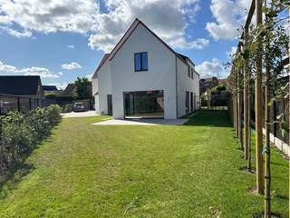 Deze koppelvilla in Duinbergen is gelegen in een rustige omgeving, op een steenworp afstand van het strand. Bij het binnenkomen van de villa wordt...