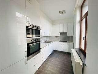 BRUSSELS CENTRUM - BOURSE, vlakbij de Grote Markt, winkels en openbaar vervoer. Prachtig appartement met 1 slaapkamer en ±90m² woonoppervlakte...