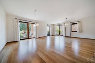 <p>We Invest heeft het genoegen u dit prachtige appartement voor te stellen, gelegen op de eerste verdieping van een kleinschalige mede-eigendom, vlak bij tal van voorzieningen in Waterloo.</p>
<p>Het appartement biedt ongeveer 161 m² bewoonbare oppervlakte, evenals twee kelders en drie private parkeerplaatsen buiten.</p>
<p>Het omvat een inkomhal, een lichte en ruime leefruimte die toegang biedt tot een volledig uitgeruste keuken met berging, een nachthal die leidt naar een apart toilet, een eerste slaapkamer van 16 m², een badkamer, een tweede slaapkamer van 14 m², een wasruimte en een ouderlijke suite met dressing en badkamer.</p>
<p>Buiten kunt u genieten van drie aangename balkons en een kleine tuin.</p>
<p>Het appartement beschikt bovendien over twee gepantserde inkomdeuren, waardoor het ideaal is voor de uitoefening van een vrij beroep of voor een eventuele opsplitsing in twee afzonderlijke wooneenheden.</p>
<p>Technische kenmerken: de mede-eigendom is recent, de woning wordt verwarmd op gas, de elektrische installatie is conform, de ramen zijn voorzien van dubbele beglazing en het EPC heeft label B.</p>
<p>Wilt u een bezoek organiseren of meer informatie ontvangen? Neem dan contact met ons op via 02 319 46 46 of per e-mail via <span>admin.bw.centre@weinvest.be</span>.</p>