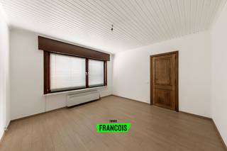Op zoek naar een instapklare woning te koop in Assebroek waar rust en een centrale ligging hand in hand gaan? Deze verzorgde bungalow met aangebouwde garage bevindt zich in een rustige doodlopende straat en combineert comfortabel wonen met een uitstekende bereikbaarheid.<br /><br />De ligging is zonder meer een grote troef. AZ Sint-Lucas bevindt zich op slechts 4 minuten fietsen, een apotheek op 2 minuten en diverse supermarkten, bakkers en slagers bereikt u binnen 5 minuten. Ook verschillende scholen liggen op minder dan 10 minuten fietsen. Bovendien staat u in slechts 6 minuten fietsen in het historische centrum van Brugge en bereikt u het station in ongeveer 10 minuten. Dankzij het uitstekende openbaar vervoer en een Mobiscore van 8,7/10 geniet u hier van een bijzonder vlotte verbinding. De rustige straat, met een speelplein/speelstraat in de nabije omgeving, vormt bovendien een aangename troef voor gezinnen.<br /><br />Via de ruime inkomhal komt u terecht in de lichtrijke leefruimte die naadloos aansluit op de keuken. De woning beschikt over drie slaapkamers, een vernieuwde badkamer en een afzonderlijk toilet. De aangebouwde garage biedt plaats aan een wagen en extra bergruimte. Daarnaast beschikt de woning over een oprit met plaats voor twee wagens, wat zorgt voor extra parkeergemak. De gezellige tuin achteraan vormt tot slot een aangename plek om in alle rust te ontspannen.<br /><br />Plan vandaag nog uw bezoek met Demetrio via demetrio@immofrancois.be of 0474 90 37 80.<br /><br />