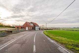 Welkom in de Zandvoordestraat 15, waar deze woning op een perceel van 430 m² wacht op een nieuwe eigenaar met renovatieplannen.Via de inkomhal komen...