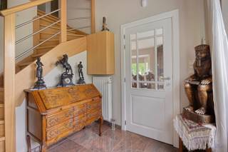 <strong>Vakantiewoning op een perceel van 10a 59ca te koop in Tessenderlo</strong><br /><br />Op het Egelpad, in de Schoterse bossen van Tessenderlo, vinden we deze leuke vakantiewoning. De woning heeft een rustige ligging nabij het centrum van Tessenderlo. Supermarkten, winkels, scholen, horeca en openbaar vervoer zijn vlot bereikbaar. <br /><br />Deze vakantiewoning werd stevig gebouwd in 2009. We komen binnen in een ruime inkomhal met een apart gastentoilet. Vanuit de inkomhal komen we binnen in de lichtrijke leefruimte, hier valt meteen de mooie granieten vloer op. Aansluitend aan de leefruimte bevindt zich de keuken. <span>De keuken werd kwalitatief afgewerkt</span> en is uitgerust met een kookvuur met dampkap, een oven, een vaatwasser en een koelkast. Aan de achterzijde van de woning werd een veranda geplaatst, hier is het heerlijk vertoeven. <br /><br />Op de bovenverdieping treffen we een ruime slaapkamer met ingemaakte kasten en een badkamer. De badkamer werd ingericht met een bubbelbad, een lavabo en een tweede toilet.<br /><br />Het perceel heeft een totale oppervlakte van 10a 59ca. Dankzij de groene omgeving en rustige ligging is dit een ideaal verblijf om tot rust te komen.<br /><br />De woning is uitgerust met airconditioning op zowel het gelijkvloers als de bovenverdieping. Het systeem kan zowel koelen als verwarmen, waardoor het hele jaar door een aangenaam binnenklimaat wordt gegarandeerd.<br />Daarnaast is de woning voorzien van camerabewaking aan de buitenzijde en een alarmsysteem aan de binnenzijde, wat zorgt voor extra veiligheid.<br /><br />De centrale verwarming gebeurt via stookolie. De ramen zijn voorzien van HR-beglazing (PVC) en de muren en het dak zijn geïsoleerd. De berekende energiescore bedraagt 207 kWh/m²jaar wat resulteert in een energielabel C<span>. </span><br /><br />Er is geen domicilie toegelaten.<br /><br />Spreekt deze leuke vakantiewoning jullie aan? Contacteer ons via info@bosmanvastgoed.be voor meer info of een bezoek ter plaatse. Wij helpen jullie graag verder!<br />