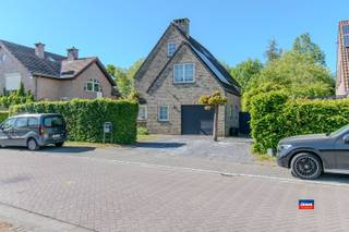 KONTICH | HALFOPEN FAMILY HOUSE WITH THREE BEDROOMS, LARGE GARDEN AND GARAGE ON A TOTAL GROUND PLOT OF 466m² | EPC C |Ground floor:  garage with...