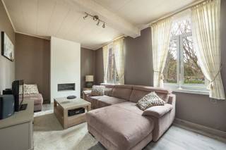 <p><span>Welkom in dit stukje erfgoed op onze Heistse Berg! Een perfecte plek voor wie zoekt naar comfort en gezelligheid in een rustige buurt. </span></p><p><span> </span></p><p><span>Dit huis charmeert met een traditionele gevel met elegante vensters en luiken, die getuigen van een degelijke bouwkwaliteit. </span></p><p><span>De woonkamer is een knus vertrek met grote ramen die volop daglicht binnen laten en een groen uitzicht bieden. Een stijlvolle haard zorgt voor warmte en gezelligheid op koude dagen. </span></p><p><span> </span></p><p><span>De keuken is functioneel ingericht met voldoende opbergruimte en moderne apparatuur. </span></p><p><span> </span></p><p><span>De twee slaapkamers bevinden zich op de verdieping en zijn comfortabel en lichtrijk, elk met hun eigen karakter. </span></p><p><span>Een derde slaapkamers is eventueel mogelijk, mits herindeling van de ruimtes boven. </span></p><p><span> </span></p><p><span>De badkamer is functioneel en uitgerust met een douche, wastafel en toilet. De wasplaats geeft dan weer toegang tot de tuin. </span></p><p><span> </span></p><p><span>De tuin is ruim en een waar paradijs voor liefhebbers van tuinieren en buitenactiviteiten. Het groene gazon en de goed onderhouden borders creëren een serene atmosfeer, perfect voor ontspanning en bijeenkomsten. Het terras biedt een gezellige plek om van de buitenlucht te genieten.</span></p><p><span> </span></p><p><span>De garage is bereikbaar via de Landekenstraat. Deze biedt veilige berging voor uw voertuig of andere spullen.</span></p><p><span> </span></p><p><span>Gebouwen met erfgoedwaarde zijn vrijgesteld van de renovatieplicht, hetgeen hier van toepassing is. </span></p><p><span> </span></p><p><span>Deze woning in het gezellige Heist-op-den-Berg is een uitnodigende keuze voor zij die een warme en gastvrije thuis zoeken!</span></p><p><span>Interesse? Contacteer ons op 0479/01.01.01.</span></p>