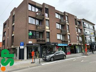 Het appartement heeft de volgende indeling: Men komt binnen in de lichtrijke living met eetkamer (laminaat; 28m²) en de open ingerichte...