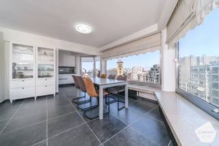 Vous recherchez <strong>un appartement spacieux et prêt à emménager</strong> dans un emplacement de choix à la côte ? Ce magnifique appartement semi-ouvert situé au cœur de La Panne combine une situation exceptionnelle avec une vue dégagée et rare sur les dunes. Grâce à la proximité immédiate de<strong> la plage, des commerces, des restaurants et de la nature</strong>, vous profitez ici pleinement de tout ce que la côte peut offrir.<br /><br />Le<strong> lumineux séjour, doté de grandes baies vitrées</strong>, offre un cadre de vie agréable ainsi qu’une <strong>vue panoramique sur la Zeelaan et les dunes</strong>. Avec ses <strong>trois chambres complètes</strong>, son agencement pratique et ses belles finitions, cet appartement est idéal comme résidence principale, seconde résidence ou investissement.<br /><br />Il est également important de préciser qu’au sein de la copropriété, des projets sont prévus afin de définir dans le courant de l’année prochaine <strong>le renouvellement de la façade ainsi que le remplacement des châssis</strong>. Ces futurs travaux seront à charge de l’acquéreur. Il en a déjà été tenu compte dans la fixation du prix demandé et dans la mise en vente de ce bien.<br /><br /><strong>Composition</strong>
<ul>
	<li>Hall d’entrée</li>
	<li>Spacieux et lumineux séjour avec vue panoramique</li>
	<li>Cuisine ouverte entièrement équipée</li>
	<li>3 chambres complètes</li>
	<li>Salle de bains moderne avec <strong>douche à l’italienne</strong> et toilette</li>
	<li>Toilette séparée</li>
	<li>Débarras pratique</li>
	<li><strong>Terrasse/balcon avec vue sur le charmant quartier Dumont</strong></li>
</ul>
<strong>Atouts</strong>

<ul>
	<li>Vue dégagée et unique sur les dunes</li>
	<li><strong>Appartement prêt à emménager</strong></li>
	<li>Situation centrale idéale à proximité de la plage, des commerces et de la nature</li>
	<li>Agencement spacieux et fonctionnel avec 3 chambres</li>
	<li>Belle luminosité naturelle</li>
</ul>
Idéal comme résidence principale, seconde résidence ou investissement