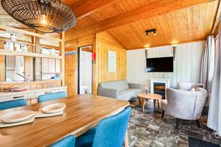 Op een prachtige locatie vlak bij Dinant vindt u dit gezellige vakantiehuis met 2 slaapkamers, gelegen midden in de natuur. Hier geniet u van rust, ruimte en tal van recreatiemogelijkheden in de directe omgeving.<br /><br />Welkom in de Belgische Ardennen! Op de zonnige flank van een heuvel, langs de oevers van de Maas, ligt het sfeervolle vakantiepark Vallée Les Etoiles. Deze unieke locatie vormt de perfecte uitvalsbasis om volledig te ontspannen en te genieten van alles wat de streek te bieden heeft. Maak prachtige wandelingen of fietstochten door het groene landschap, ontdek uitdagende mountainbikeroutes of geniet simpelweg van de rust en het schitterende uitzicht.<br /><br />Het vakantiepark beschikt over diverse faciliteiten, waaronder een verwarmd binnenzwembad, een speeltuin, een indoor speelruimte en animatieactiviteiten voor kinderen, waardoor het een aantrekkelijke bestemming is voor het hele gezin. Deze vrijstaande vakantiewoning biedt plaats aan maximaal vier personen. De sfeervol ingerichte woonkamer beschikt over een gezellige zithoek met haard en televisie, evenals een aangename eethoek. De open keuken is volledig uitgerust met onder andere een filterkoffiezetapparaat, koelkast met vriesvak, combimagnetron, vaatwasser en waterkoker. Verder beschikt de woning over twee comfortabele slaapkamers en een badkamer met douche, wastafel en toilet. Tot slot beschikt u ook over een aparte berging die van buitenaf toegankelijk is. Buiten kunt u heerlijk genieten op het omheinde terras met tuinmeubilair, waar u wordt getrakteerd op een prachtig uitzicht over de omgeving. Parkeren kan vlak bij de woning op de voorziene parkeerplaats.<br /><br />Bent u op zoek naar een vakantiewoning op een unieke locatie in de Ardennen, ideaal voor eigen gebruik of als investering? Dan is dit een buitenkans!<br /><br />Dit is een uitstekende opportuniteit als u op zoek bent naar een vakantiehuisje op een toplocatie nabij Dinant. Contacteer ons voor meer informatie op 0479/47.09.61 of neem een kijkje op www.boonstravastgoed.be .