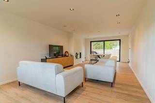 Deze prachtig gerenoveerde (2022) vrijstaande woning combineert hedendaags comfort met een groene, bosrijke omgeving en een vlotte...