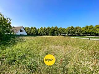 In Oostduinkerke, ligt dit ruime en goed gelegen perceel bouwgrond van 1064 m². Dit perceel biedt de mogelijkheid om een open bebouwing te realiseren. De bouwgrond is goed gelegen op 100m van de Oostvoorduinen en 1km van natuurreservaat Ter Yde & Hannecart-bos, op 900m van de winkelstraat te Oostduinkerke-Dorp, op 2,6 km van het strand en 1km van Golfclub Hof ter Hille. Met een dergelijke perceelsoppervlakte hebt u voldoende ruimte om een ruime alleenstaande woning te bouwen, omgeven door een mooie tuin. Perceelsbreedte 23,34m, perceelsdiepte 52,00m. Geen bouwverplichting. Bouwvoorschriften op te vragen via ons kantoor. EPC: nvt. (Ref. NI22920)