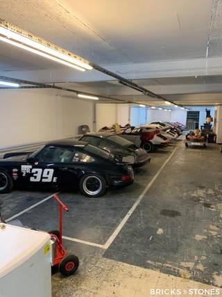 Schitterend gelegen volledig gerenoveerd magazijn van ca.660 m² op de Deuzeldlaan te SchotenBent u op zoek naar een centraal gelegen multifunctioneel...