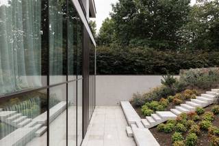 <p><span>Meraki-Hub</span><span> architecturale klasse op een topligging in</span><span> Sint-Niklaas</span></p><p><span>Meraki-Hub is geen klassieke eventlocatie, maar een </span><span>hoogwaardig architecturaal statement</span><span> waar esthetiek, functionaliteit en beleving naadloos samenkomen. Gelegen langs de uiterst zichtbare en vlot bereikbare </span><span>Koningin Astridlaan</span><span> geniet dit high-end gebouw van een </span><span>uitstekende centrale ligging</span><span> in Sint-Niklaas, met optimale bereikbaarheid voor haar bezoekers.</span></p><p><span>Het gebouw onderscheidt zich door zijn </span><span>sterke hedendaagse architectuur</span><span>, een </span><span>uitzonderlijk hoog afwerkingsniveau</span><span> en het gebruik van </span><span>kwalitatieve materialen en moderne technieken</span><span>. Binnenin wordt u verwelkomd in een stijlvolle, lichtrijke omgeving met verfijnde interieurs die professionaliteit en rust uitstralen een kader dat meteen indruk maakt.</span></p><p><span>De </span><span>polyvalente Meraki-Hub</span><span> biedt ruimte voor:</span></p><ul><li><span>tot </span><span>100 personen staand</span></li><li><span>of </span><span>40 personen zittend</span></li></ul><p><span>De open indeling met </span><span>prachtige open keuken</span><span> vormt het hart van de ruimte en leent zich perfect voor recepties, presentaties, seminaries of creatieve events. Aansluitend bevindt zich een </span><span>ruim privatief terras</span><span> met zicht op de aangelegde tuin, wat zorgt voor een unieke binnen-buitenbeleving en extra meerwaarde voor elk event.</span></p><p><span>Ook praktisch scoort Meraki-Hub bijzonder sterk:</span></p><ul><li><span>Privatieve parkeergelegenheid op de site</span></li><li><span>Laadpunten voor elektrische wagens</span></li><li><span>Extra parkeermogelijkheden op wandelafstand</span><span> voor grotere events</span></li><li><span>Uitstekende zichtbaarheid</span><span> langs een belangrijke invalsweg</span></li></ul><p><span>Naast de eventruimte beschikt het gebouw over </span><span>kleinere, stijlvol ingerichte vergaderzalen</span><span> (4 tot 10 personen). Bovendien is het mogelijk om </span><span>langdurig deel uit te maken van deze inspirerende omgeving</span><span> via kwalitatieve flexibele werkplekken voor permanente gebruikers.<br />Dankzij de samenwerking met diverse lokale partners kan er voor elk soort event catering op maat en volgens keuze uitgewerkt worden. </span></p><p><span>Bent u op zoek naar een </span><span>onderscheidende locatie</span><span> voor een receptie, vernissage, boekvoorstelling, seminarie, vergadering of professioneel event, waar </span><span>architectuur, comfort en uitstraling</span><span> centraal staan?<br />Dan is Meraki-Hub zonder twijfel een </span><span>uitstekende keuze</span><span>.</span></p><p><span>Huurprijs vanaf 335 Euro excl btw per halve dag. </span></p><p><span>Meer informatie?</span><span><br />Contacteer </span><span>Axel Lenaerts Makelaars</span><span> of ontdek het gebouw via </span><span><span>www.merakihub.be</span></span><span>.</span></p>