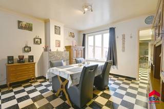 <p>Aan de rand van het centrum van Eeklo vind je deze karaktervolle woning met <strong>drie slaapkamers</strong> (mog. 5) en een gezellige koer. (Deze is bereikbaar door een poortje naast de woning, ideaal voor doorgang met de fiets of vuilnis.) <br />Wie graag zijn eigen stempel drukt op een thuis, ziet hier meteen het potentieel. De woning heeft wat aandacht nodig, maar vormt de ideale basis om een warme en stijlvolle plek van te maken. Dankzij de centrale ligging woon je op wandelafstand van het park, scholen, winkels, openbaar vervoer én het station—alles binnen handbereik terwijl je toch rustig woont. Een fijne kans voor wie op zoek is naar een betaalbare woning met mogelijkheden in een aangename buurt.</p>

<p><strong>Troeven:</strong></p>

<ul><li>3 volwaardige slaapkamers (mog.5)</li><li>Gezellige koer</li><li>Centrum Eeklo op wandelafstand</li><li>Nabij park, scholen, winkels, bus en trein</li><li>Veel potentieel voor wie graag zijn eigen woonideeën uitwerkt</li><li>Poortje, fietsendoorgan aanwezig naast de woning voor vlotte bereikbaarheid naar de koer. </li></ul>
<u><em><strong>Era Thuis zorgt voor uw huis! </strong></em></u>